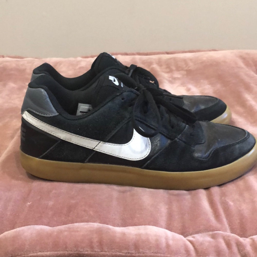 Nike mens 10 us black/white delta force SB used